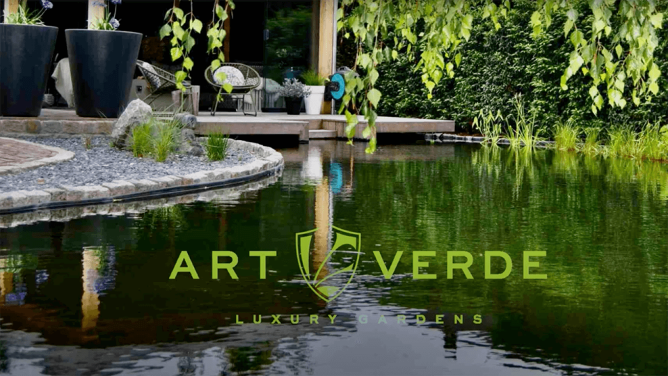 Luxe tuin met vijver en overkapping, ontworpen door Art Verde Luxury Gardens