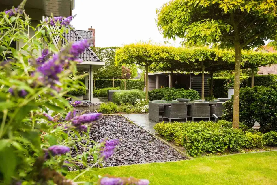 Luxe buitenkamer met pergola en groene tuin, ontworpen door Art Verde