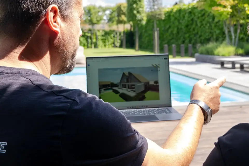 Ontwerper van Art Verde bespreekt tuinimpressie bij zwembad tijdens ontwerpfase van een exclusief tuinproject