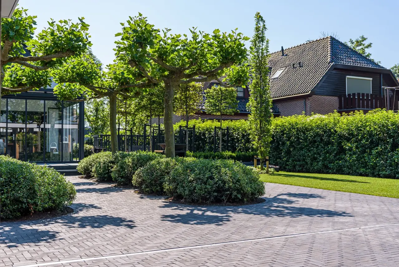 Buitenverblijf met loungebanken en uitzicht op groene tuin in Bruinisse