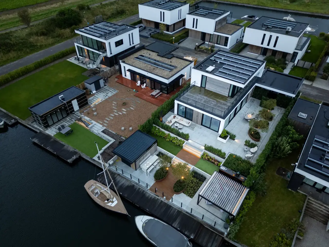 Dronebeeld van moderne tuin met verlichting en zwembad, ontworpen door Art Verde